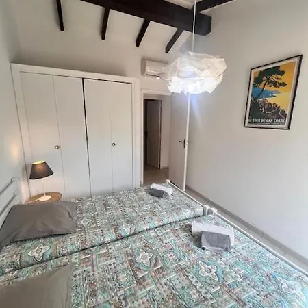 Linotte, 600m A Pied Santa Giulia Jacuzzi Holiday home *